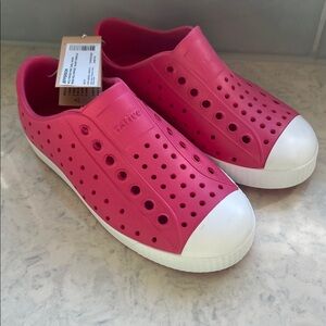 NWT Native pink Jefferson shoes in Hollywood Pink 
(toddler)
